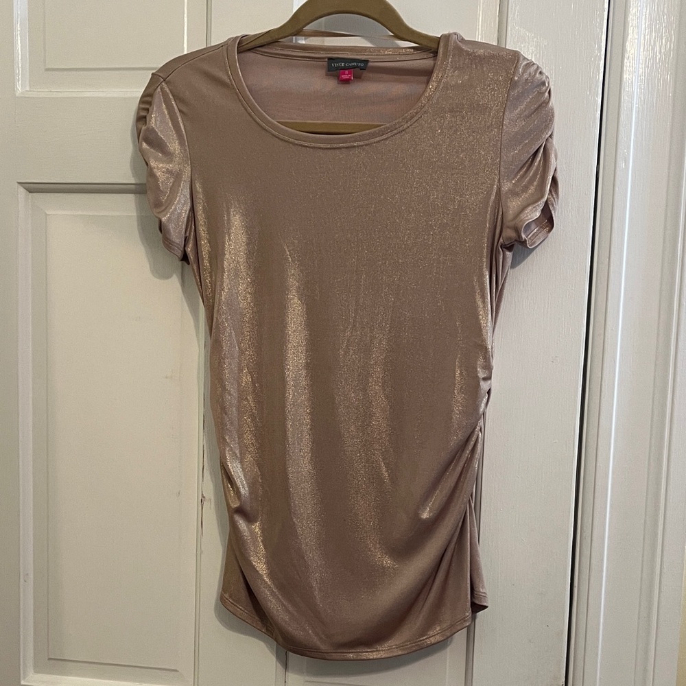 EUC Vince Camuto Shimmering Metallic Gold Nude Short Sleeve Top Size Small